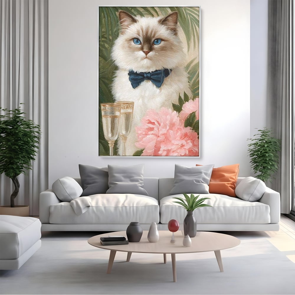 Tablou canvas cu tablou canvas cu motan elegant, in rama de aluminiu argintiu, pe perete intr-un living
